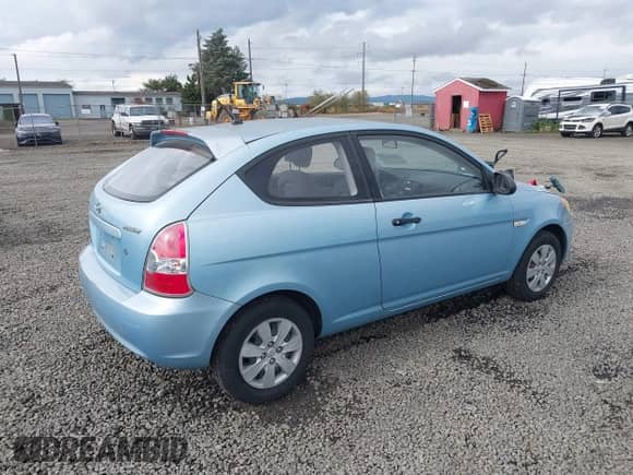 2008 Hyundai Accent GS z VIN KMHCM36C68U090176, wystawiony jako IAAI lot #43394710 z przebiegiem 112 688 mil mil oraz . Historia ofert i sprzedaży dostępna na DreamBid. Obrazek 4.