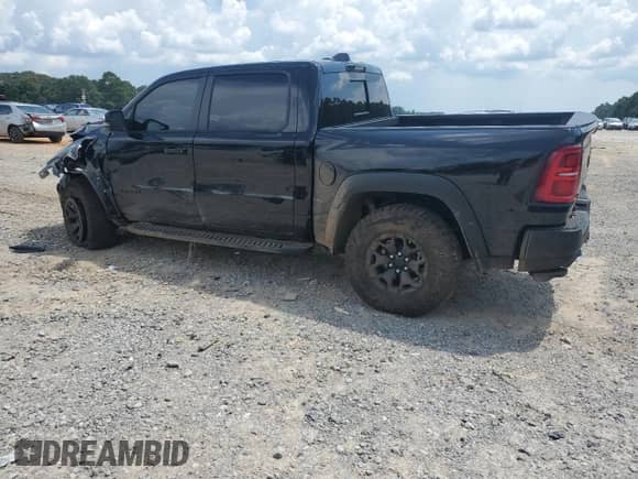 2025 Ram 1500 RHO z VIN 1C6SRFUP5SN611731, wystawiony jako Copart lot #69822705 z przebiegiem Nie podano mil oraz Szkoda całkowita • Salvage title. Historia ofert i sprzedaży dostępna na DreamBid. Obrazek 2.