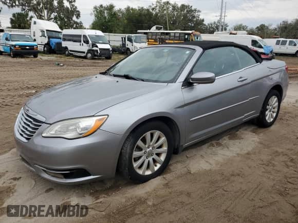 2014 Chrysler 200 Touring z VIN 1C3BCBEG9EN131055, wystawiony jako Copart lot #79849504 z przebiegiem 127 794 mil mil oraz Czysty tytuł • Clean title. Historia ofert i sprzedaży dostępna na DreamBid. Obrazek 1.