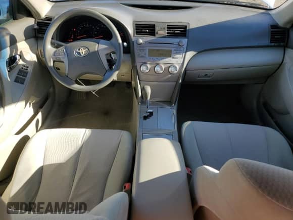 2011 Toyota Camry LE z VIN 4T1BF3EK9BU638435, wystawiony jako Copart lot #86881695 z przebiegiem 174 566 mil mil oraz Szkoda całkowita • Salvage title. Historia ofert i sprzedaży dostępna na DreamBid. Obrazek 8.