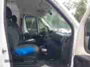 2018 Ram ProMaster Cargo z VIN 3C6TRVCG7JE147926, wystawiony jako IAAI lot #42450045 z przebiegiem 110 232 mil mil oraz . Historia ofert i sprzedaży dostępna na DreamBid. Obrazek 5.