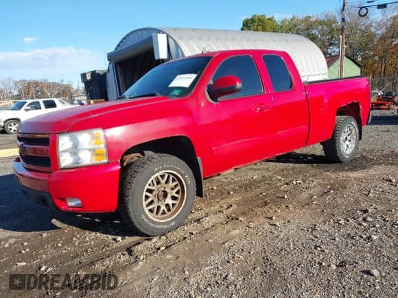 2008 Chevrolet Silverado 1500 2LT z VIN 2GCEK19J881115592, wystawiony jako IAAI lot #43531469 z przebiegiem 134 836 mil mil oraz . Historia ofert i sprzedaży dostępna na DreamBid. Obrazek 17.