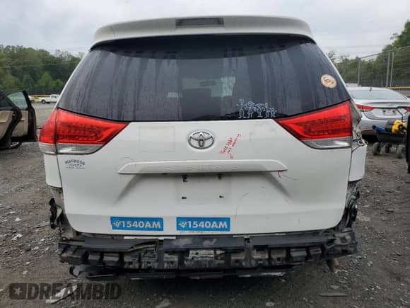 2013 Toyota Sienna XLE AAS z VIN 5TDYK3DC5DS332425, wystawiony jako Copart lot #84026495 z przebiegiem 98 144 mil mil oraz Szkoda całkowita • Salvage title. Historia ofert i sprzedaży dostępna na DreamBid. Obrazek 6.