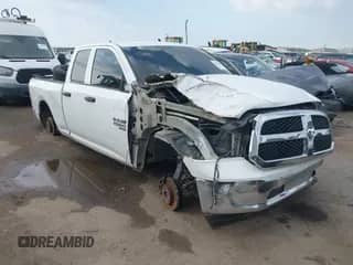 2019 Ram 1500 Tradesman z VIN 1C6RR6FG7KS630276, wystawiony jako IAAI lot #43049405 z przebiegiem 104 053 mil mil oraz . Historia ofert i sprzedaży dostępna na DreamBid. Obrazek 1.