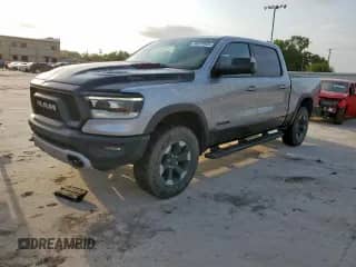 2019 Ram 1500 Rebel z VIN 1C6RRELT8KN724256, wystawiony jako Copart lot #60374605 z przebiegiem 93 137 mil mil oraz Czysty tytuł • Clean title. Historia ofert i sprzedaży dostępna na DreamBid. Obrazek 1.