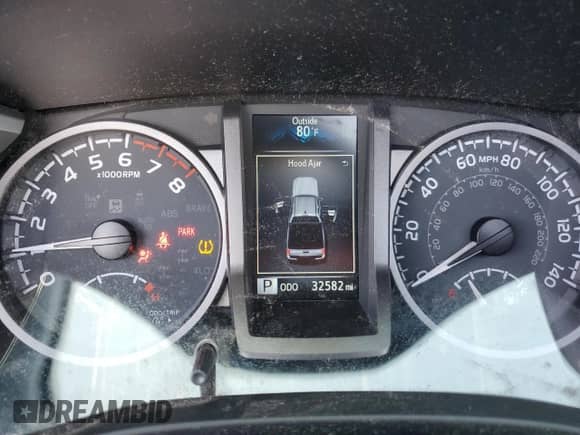 2022 Toyota Tacoma SR z VIN 3TMCZ5AN8NM488001, wystawiony jako Copart lot #70700575 z przebiegiem 32 582 mil mil oraz Szkoda całkowita • Salvage title. Historia ofert i sprzedaży dostępna na DreamBid. Obrazek 9.