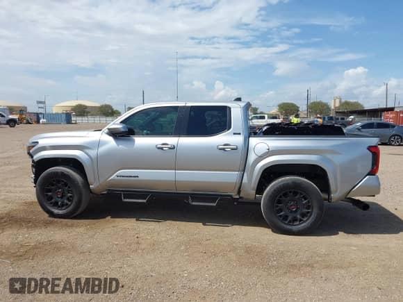 2025 Toyota Tacoma SR with VIN 3TMLB5JN4SM150076, listed as a IAAI auction lot 43065663 with 813 mi miles and . Bid and sale history available at DreamBid. Image 15.