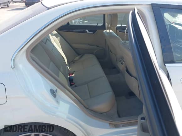 2012 Mercedes-Benz C 300 Sport с VIN WDDGF8BB2CA648843, выставлен на аукционе IAAI как лот 43238906 с пробегом 157 941 миль миль и . История ставок и продаж доступна на DreamBid. Изображение 8.