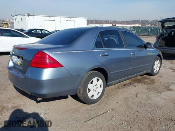 2007 Honda Accord LX с VIN 1HGCM55417A122138, выставлен на аукционе IAAI как лот 41634832 с пробегом 220 900 миль миль и . История ставок и продаж доступна на DreamBid. Изображение 4.