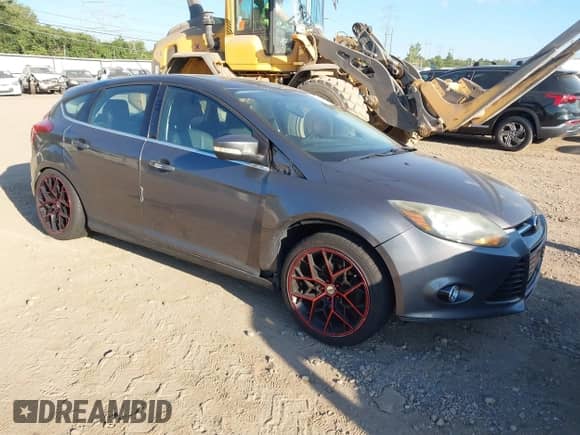 2014 Ford Focus Titanium z VIN 1FADP3N25EL269745, wystawiony jako IAAI lot #43100661 z przebiegiem 177 043 mil mil oraz . Historia ofert i sprzedaży dostępna na DreamBid. Obrazek 1.