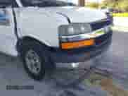 2005 Chevrolet Express Passenger z VIN 1GNFG15X151106869, wystawiony jako IAAI lot #42757318 z przebiegiem 102 844 mil mil oraz . Historia ofert i sprzedaży dostępna na DreamBid. Obrazek 14.