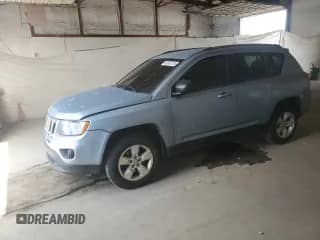 2013 Jeep Compass Sport z VIN 1C4NJCBA4DD237583, wystawiony jako Copart lot #68763715 z przebiegiem 210 457 mil mil oraz Czysty tytuł • Clean title. Historia ofert i sprzedaży dostępna na DreamBid. Obrazek 1.
