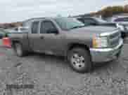 2013 Chevrolet Silverado 1500 LT z VIN 1GCRKSE74DZ311211, wystawiony jako Copart lot #82740825 z przebiegiem 258 775 mil mil oraz Czysty tytuł • Clean title. Historia ofert i sprzedaży dostępna na DreamBid. Obrazek 4.