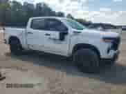 2024 Chevrolet Silverado 1500 Custom Trail Boss z VIN 3GCUDCE89RG392815, wystawiony jako Copart lot #70260445 z przebiegiem 29 021 mil mil oraz Szkoda całkowita • Salvage title. Historia ofert i sprzedaży dostępna na DreamBid. Obrazek 4.