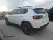 2019 Jeep Compass Altitude z VIN 3C4NJCBBXKT711522, wystawiony jako Copart lot #82715655 z przebiegiem 128 723 mil mil oraz Czysty tytuł • Clean title. Historia ofert i sprzedaży dostępna na DreamBid. Obrazek 2.
