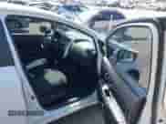 2015 Nissan Note SV z VIN 3N1CE2CP9FL397340, wystawiony jako IAAI lot #42982235 z przebiegiem 156 556 mil mil oraz . Historia ofert i sprzedaży dostępna na DreamBid. Obrazek 5.