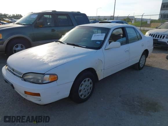 1996 Toyota Camry DX z VIN 4T1BG12K8TU927748, wystawiony jako IAAI lot #43395733 z przebiegiem 175 073 mil mil oraz . Historia ofert i sprzedaży dostępna na DreamBid. Obrazek 2.