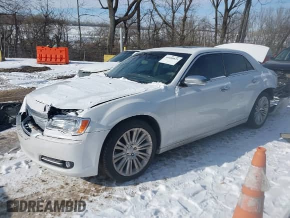 2012 Chrysler 300 C Luxury Series z VIN 2C3CCAPT5CH253894, wystawiony jako IAAI lot #41600825 z przebiegiem 123 357 mil mil oraz . Historia ofert i sprzedaży dostępna na DreamBid. Obrazek 2.
