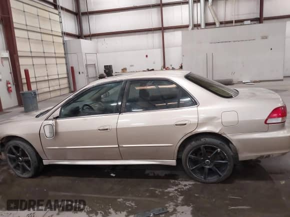 2001 Honda Accord EX с VIN 1HGCG16501A076753, выставлен на аукционе IAAI как лот 43313147 с пробегом 236 122 миль миль и . История ставок и продаж доступна на DreamBid. Изображение 15.