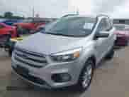 2018 Ford Escape SE z VIN 1FMCU9GD9JUC78285, wystawiony jako IAAI lot #43092402 z przebiegiem 111 326 mil mil oraz . Historia ofert i sprzedaży dostępna na DreamBid. Obrazek 2.
