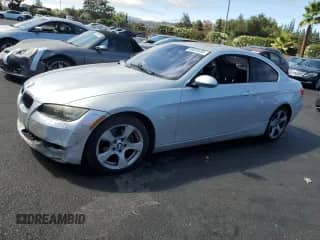 2007 BMW 3 Series 328i z VIN WBAWV13507PK48420, wystawiony jako Copart lot #68620595 z przebiegiem 127 902 mil mil oraz Szkoda całkowita • Salvage title. Historia ofert i sprzedaży dostępna na DreamBid. Obrazek 1.