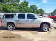 2013 Chevrolet Suburban LTZ z VIN 1GNSCKE07DR108483, wystawiony jako IAAI lot #42579856 z przebiegiem 179 622 mil mil oraz . Historia ofert i sprzedaży dostępna na DreamBid. Obrazek 6.