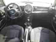 2011 MINI Hardtop z VIN WMWSU3C53BT091950, wystawiony jako Copart lot #45841863 z przebiegiem 125 815 mil mil oraz Czysty tytuł • Clean title. Historia ofert i sprzedaży dostępna na DreamBid. Obrazek 8.