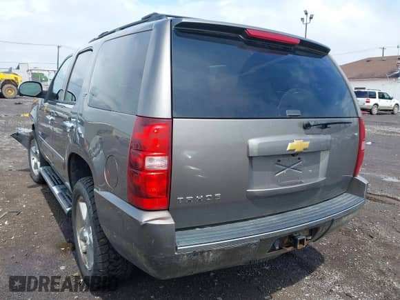 2013 Chevrolet Tahoe LTZ z VIN 1GNSKCE0XDR373858, wystawiony jako IAAI lot #42456875 z przebiegiem 297 084 mil mil oraz . Historia ofert i sprzedaży dostępna na DreamBid. Obrazek 3.