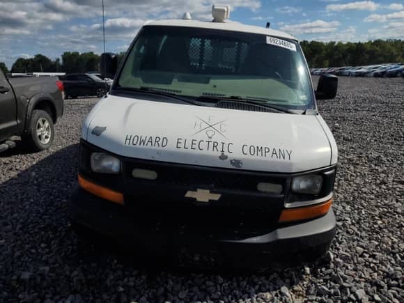 2010 Chevrolet Express Cargo z VIN 1GCZGFBG0A1168619, wystawiony jako Copart lot #69234885 z przebiegiem 212 472 mil mil oraz Szkoda całkowita • Salvage title. Historia ofert i sprzedaży dostępna na DreamBid. Obrazek 5.