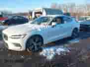 2022 Volvo S60 Inscription z VIN 7JRL12TL8NG162261, wystawiony jako IAAI lot #41417503 z przebiegiem 16 199 mil mil oraz . Historia ofert i sprzedaży dostępna na DreamBid. Obrazek 17.