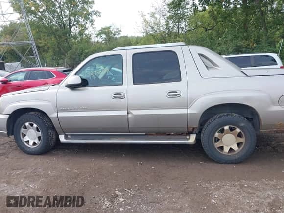 2002 Cadillac Escalade EXT with VIN 3GYEK63N62G302721, listed as a IAAI auction lot 43292857 with 212,000 mi miles and . Bid and sale history available at DreamBid. Image 14.