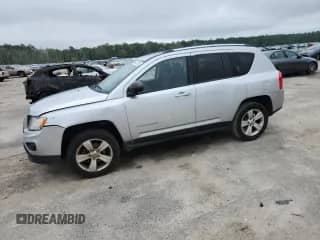 2012 Jeep Compass Sport z VIN 1C4NJCBA4CD687152, wystawiony jako Copart lot #64022005 z przebiegiem 83 558 mil mil oraz Szkoda całkowita • Salvage title. Historia ofert i sprzedaży dostępna na DreamBid. Obrazek 1.