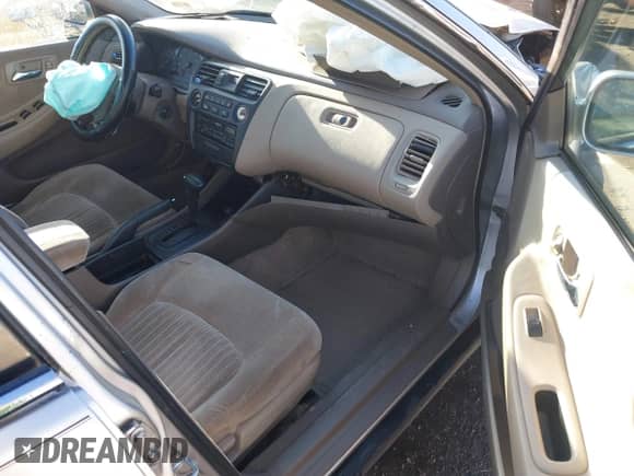 1998 Honda Accord LX z VIN 1HGCG1642WA070628, wystawiony jako IAAI lot #41457636 z przebiegiem 260 036 mil mil oraz . Historia ofert i sprzedaży dostępna na DreamBid. Obrazek 5.