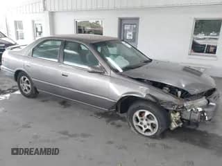 1999 Toyota Camry LE z VIN 4T1BG28K7XU594767, wystawiony jako IAAI lot #43385091 z przebiegiem 263 066 mil mil oraz . Historia ofert i sprzedaży dostępna na DreamBid. Obrazek 1.