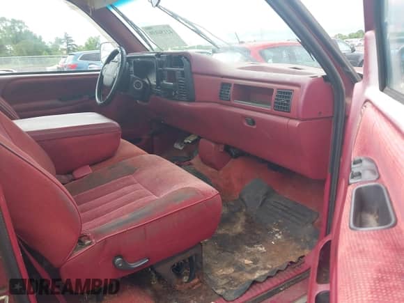 1994 Dodge 1500 z VIN 3B7HC16Y5RM562712, wystawiony jako IAAI lot #42156039 z przebiegiem 139 378 mil mil oraz . Historia ofert i sprzedaży dostępna na DreamBid. Obrazek 5.