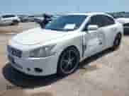 2013 Nissan Maxima SV z VIN 1N4AA5AP6DC809796, wystawiony jako IAAI lot #42517126 z przebiegiem 155 947 mil mil oraz . Historia ofert i sprzedaży dostępna na DreamBid. Obrazek 2.