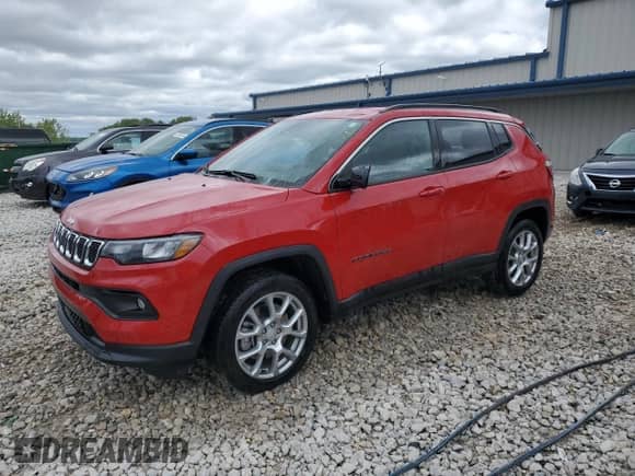 2023 Jeep Compass Latitude Lux z VIN 3C4NJDFN9PT541543, wystawiony jako Copart lot #57970435 z przebiegiem 28 301 mil mil oraz Szkoda całkowita • Salvage title. Historia ofert i sprzedaży dostępna na DreamBid. Obrazek 1.