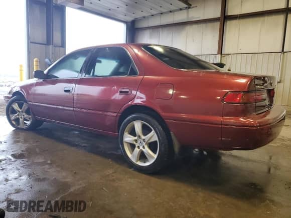 1999 Toyota Camry LE z VIN 4T1BG22K5XU592850, wystawiony jako Copart lot #86079665 z przebiegiem 347 392 mil mil oraz Szkoda całkowita • Salvage title. Historia ofert i sprzedaży dostępna na DreamBid. Obrazek 2.