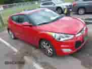 2013 Hyundai Veloster w/Black Int z VIN KMHTC6ADXDU092804, wystawiony jako IAAI lot #42758938 z przebiegiem 110 852 mil mil oraz . Historia ofert i sprzedaży dostępna na DreamBid. Obrazek 1.