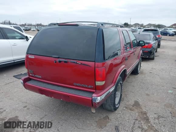1996 Chevrolet Blazer z VIN 1GNCS13W6T2179271, wystawiony jako IAAI lot #41621943 z przebiegiem 103 498 mil mil oraz . Historia ofert i sprzedaży dostępna na DreamBid. Obrazek 4.
