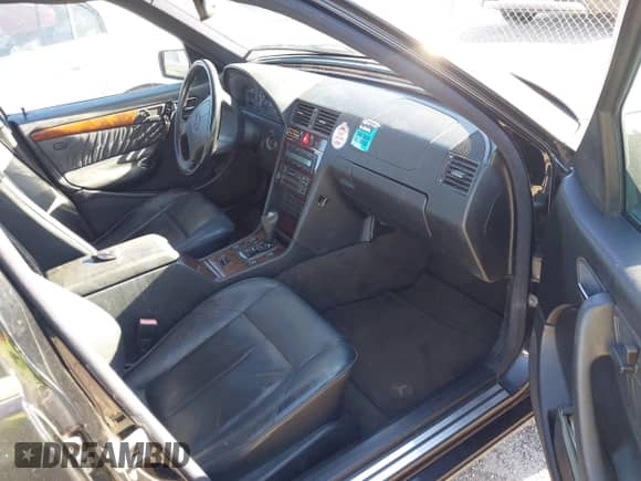 1998 Mercedes-Benz C 230/260/280/320 z VIN WDBHA23G7WA598738, wystawiony jako IAAI lot #43466820 z przebiegiem 224 731 mil mil oraz . Historia ofert i sprzedaży dostępna na DreamBid. Obrazek 5.