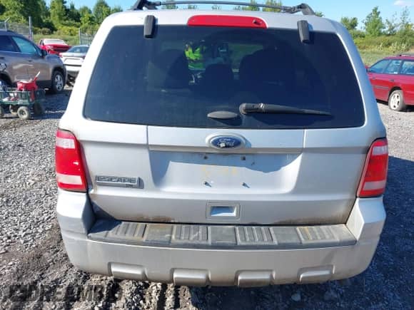 2011 Ford Escape XLT с VIN 1FMCU9D7XBKB01272, выставлен на аукционе IAAI как лот 43086435 с пробегом 122 998 миль миль и . История ставок и продаж доступна на DreamBid. Изображение 16.