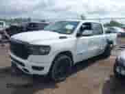 2020 Ram 1500 Big Horn z VIN 1C6SRFFT7LN327786, wystawiony jako IAAI lot #42114331 z przebiegiem 43 259 mil mil oraz . Historia ofert i sprzedaży dostępna na DreamBid. Obrazek 2.