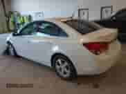 2014 Chevrolet Cruze 1LT z VIN 1G1PC5SB9E7218303, wystawiony jako IAAI lot #43034783 z przebiegiem 81 305 mil mil oraz . Historia ofert i sprzedaży dostępna na DreamBid. Obrazek 3.