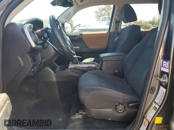 2018 Toyota Tacoma SR5 z VIN 3TMAZ5CN0JM059076, wystawiony jako Copart lot #71305965 z przebiegiem 80 502 mil mil oraz Szkoda całkowita • Salvage title. Historia ofert i sprzedaży dostępna na DreamBid. Obrazek 7.