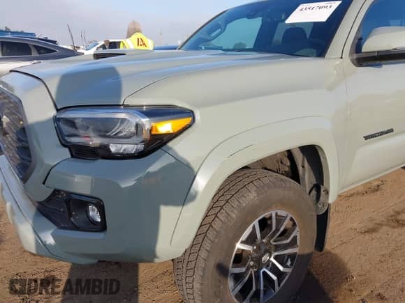 2023 Toyota Tacoma SR z VIN 3TMCZ5AN9PM626034, wystawiony jako IAAI lot #43517093 z przebiegiem 35 131 mil mil oraz . Historia ofert i sprzedaży dostępna na DreamBid. Obrazek 6.