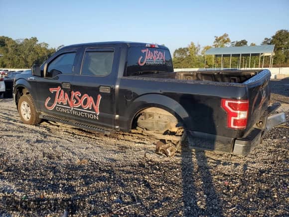 2020 Ford F-150 XL with VIN 1FTEW1C58LFA97533, listed as a Copart auction lot 81291555 with 154,697 mi miles and Salvage title. Bid and sale history available at DreamBid. Image 2.