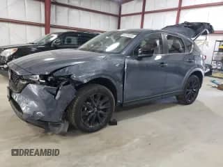 2025 Mazda CX-5 S Carbon Edition z VIN JM3KFBCM0S0599719, wystawiony jako Copart lot #64725555 z przebiegiem 3 501 mil mil oraz Szkoda całkowita • Salvage title. Historia ofert i sprzedaży dostępna na DreamBid. Obrazek 1.