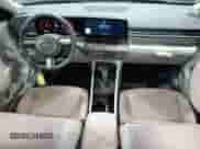 2025 Hyundai Kona SEL с VIN KM8HBCAB2SU199994, выставлен на аукционе Copart как лот 85340624 с пробегом 5 526 миль миль и Чистый • Clean title. История ставок и продаж доступна на DreamBid. Изображение 8.