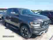 2019 Ram 1500 Rebel z VIN 1C6SRFLT2KN661792, wystawiony jako IAAI lot #42034032 z przebiegiem 47 351 mil mil oraz . Historia ofert i sprzedaży dostępna na DreamBid. Obrazek 1.
